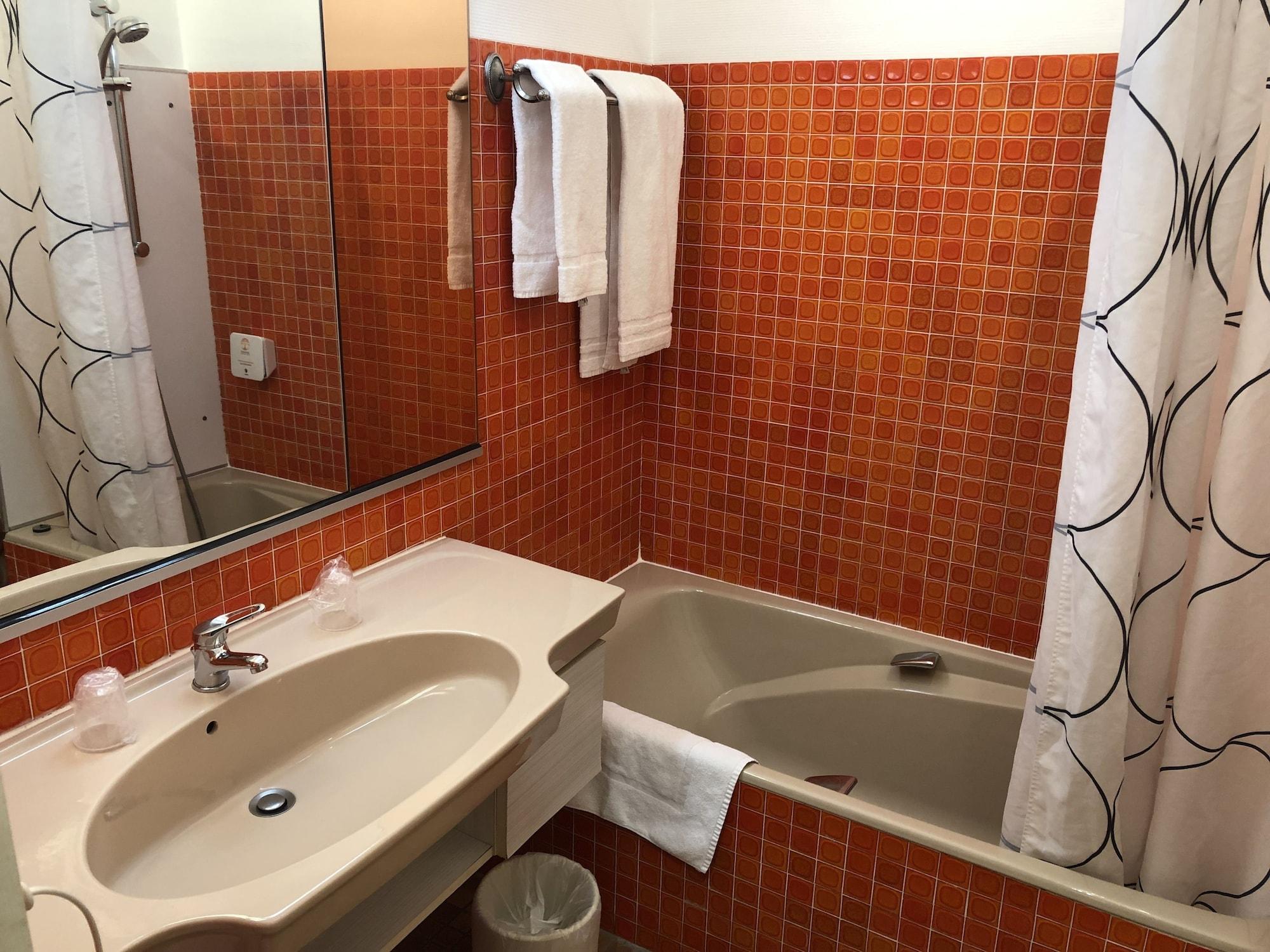Adonis Lyon Est Hotel Artys Saint-Priest-en-Jarez Exterior foto