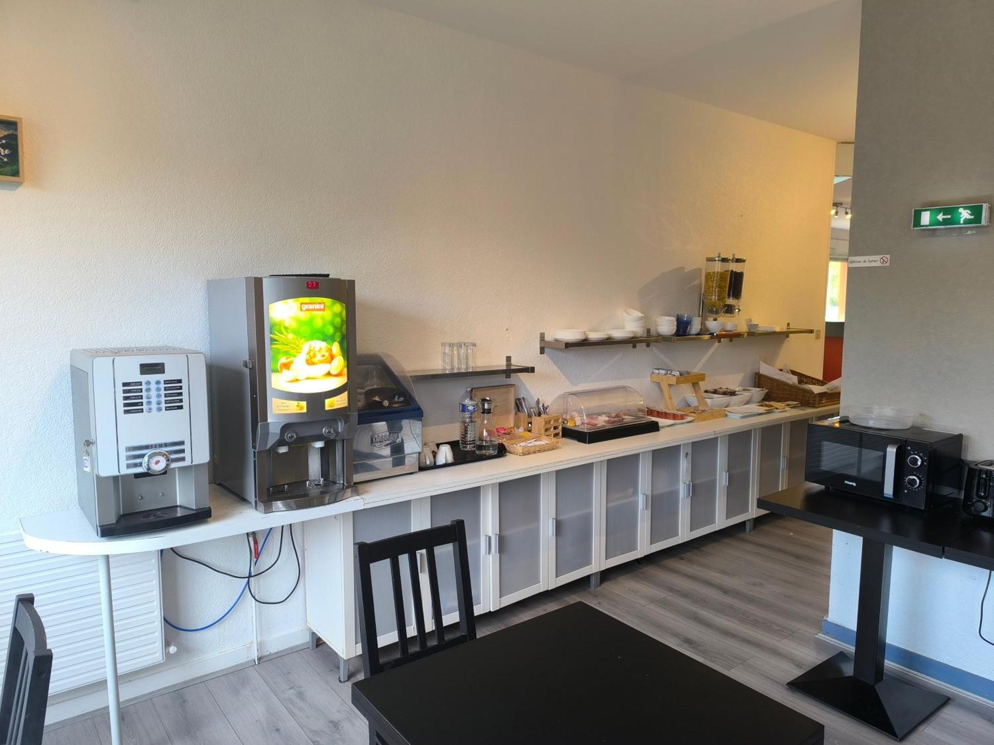 Adonis Lyon Est Hotel Artys Saint-Priest-en-Jarez Exterior foto