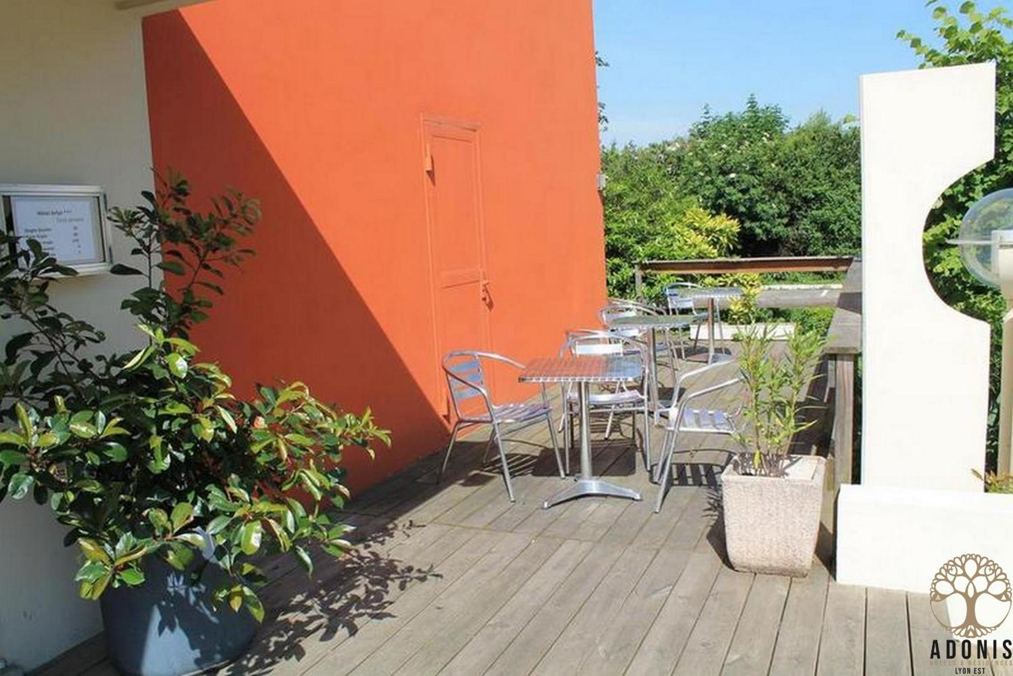 Adonis Lyon Est Hotel Artys Saint-Priest-en-Jarez Exterior foto