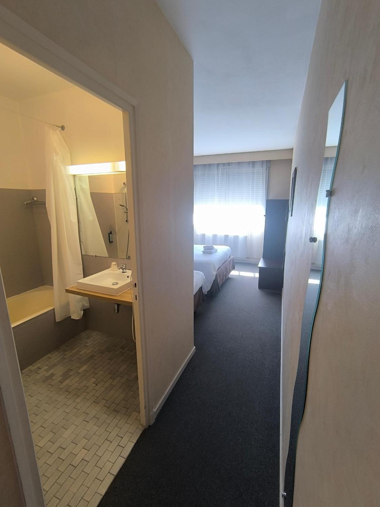 Adonis Lyon Est Hotel Artys Saint-Priest-en-Jarez Exterior foto